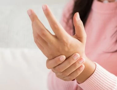 Μούδιασμα στα χέρια: Αυτές είναι οι 18 πιθανότερες αιτίες